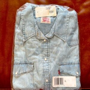 NWT Levi’s Denim Shirt, Light Blue, pearlized snaps